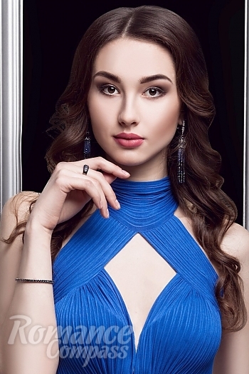Ukrainian mail order bride Elena from Gorlovka with light brown hair and brown eye color - image 1