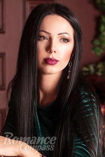 Ukrainian mail order bride Alena from Donetsk with brunette hair and brown eye color - image 1