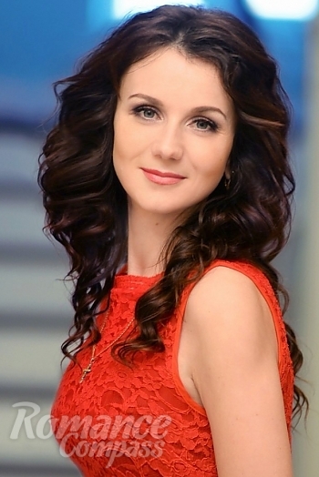 Ukrainian mail order bride Olga from Pishochyn with brunette hair and green eye color - image 1