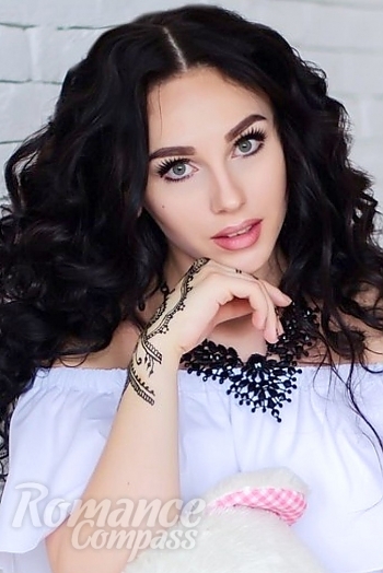 Ukrainian mail order bride Alyona from Kharkov with brunette hair and green eye color - image 1