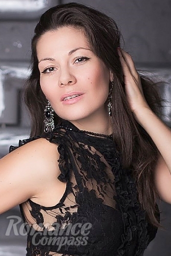 Ukrainian mail order bride Irina from Krivoyrog with brunette hair and brown eye color - image 1