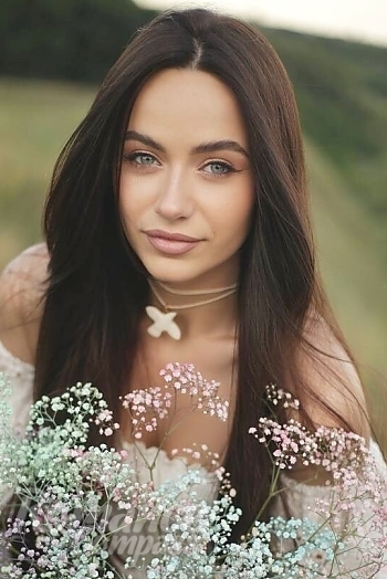 Ukrainian mail order bride Irina from Kharkiv with brunette hair and green eye color - image 1