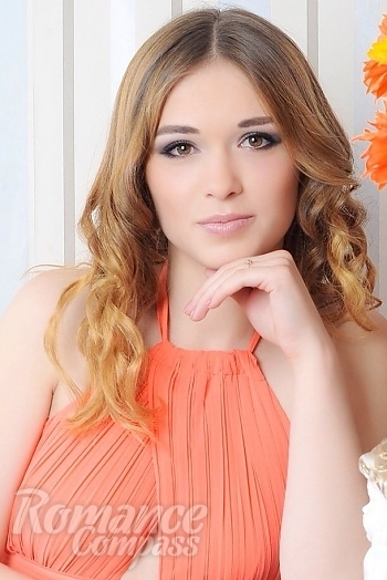 Ukrainian mail order bride Diana from Kuiv with light brown hair and hazel eye color - image 1