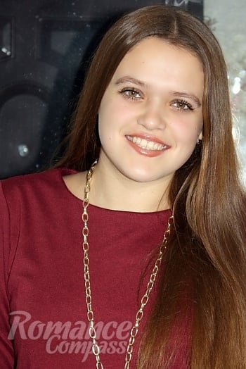 Ukrainian mail order bride Anna from Belolutsk with brunette hair and green eye color - image 1