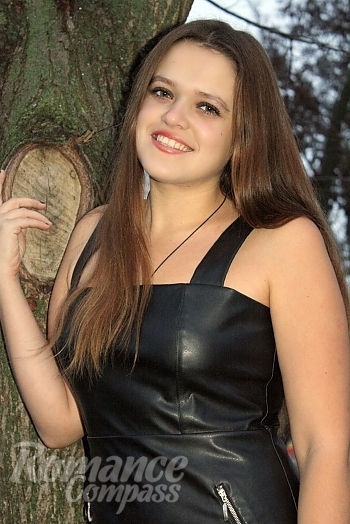 Ukrainian mail order bride Anna from Belolutsk with brunette hair and green eye color - image 1