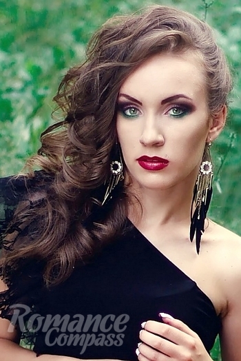Ukrainian mail order bride Alisa from Yenakiyevo with brunette hair and green eye color - image 1