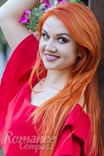 Ukrainian mail order bride Lilia from Gorlovka with auburn hair and green eye color - image 1