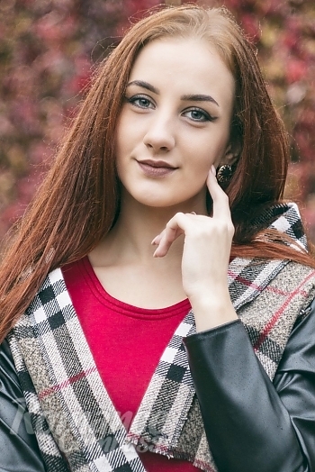 Ukrainian mail order bride Elizaveta from Lugansk with auburn hair and green eye color - image 1