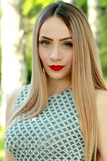 Ukrainian mail order bride Victoria from Nikopol with light brown hair and brown eye color - image 1