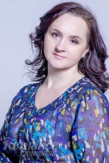 Ukrainian mail order bride Helena from Nikolaev with brunette hair and brown eye color - image 1