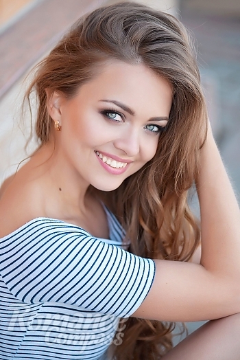 Ukrainian mail order bride Yuliya from Kiev with light brown hair and green eye color - image 1
