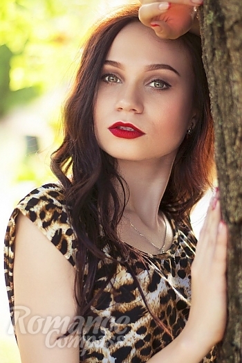Ukrainian mail order bride Elena from Zaporozhye with brunette hair and green eye color - image 1