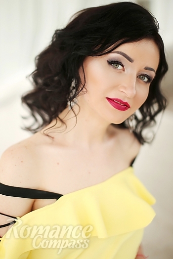 Ukrainian mail order bride Julia from Kharkiv with brunette hair and green eye color - image 1
