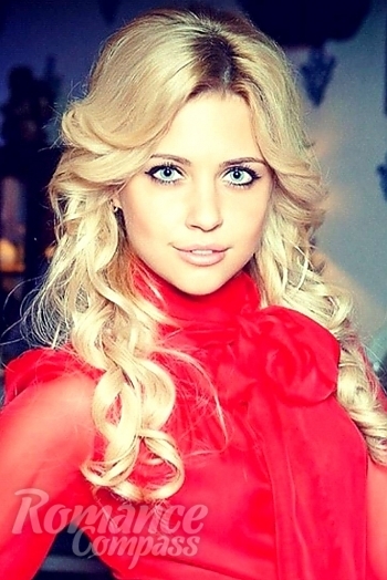 Ukrainian mail order bride Alesya from Kiev with blonde hair and green eye color - image 1