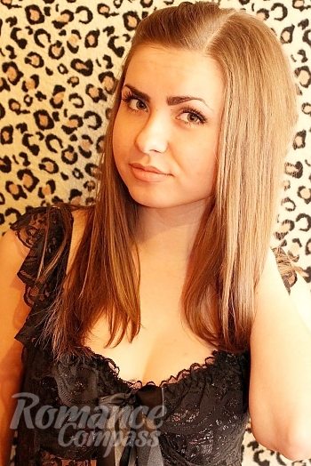Ukrainian mail order bride Julia from Luhansk with brunette hair and green eye color - image 1