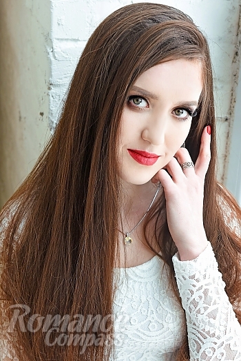 Ukrainian mail order bride Yulia from Borzna with brunette hair and green eye color - image 1