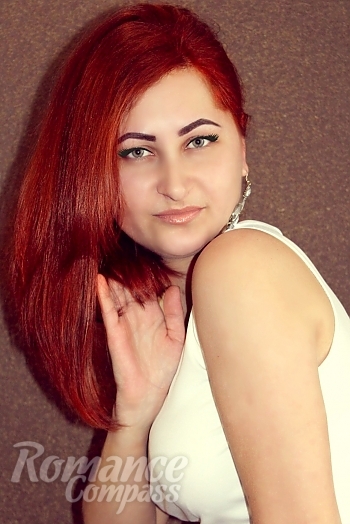Ukrainian mail order bride Julia from Kakhovka with light brown hair and green eye color - image 1