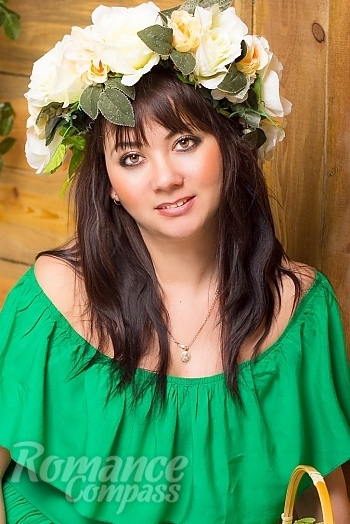 Ukrainian mail order bride Olga from Rubeznoe with brunette hair and brown eye color - image 1