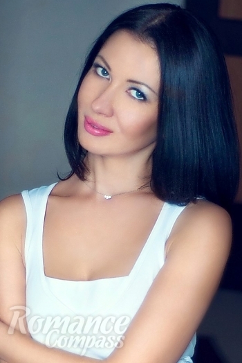 Ukrainian mail order bride Julia from Lugansk with brunette hair and blue eye color - image 1