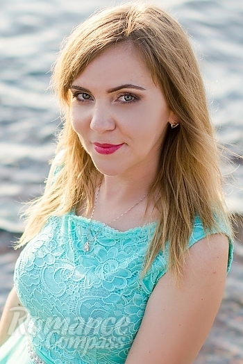Ukrainian mail order bride Elena from Kakhovka with light brown hair and green eye color - image 1