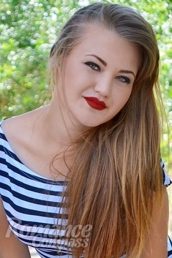 Ukrainian mail order bride Lialia from Kherson with light brown hair and green eye color - image 1