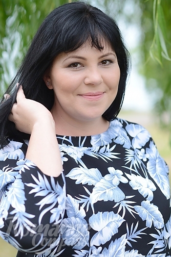 Ukrainian mail order bride Elvira from Kakhovka with brunette hair and hazel eye color - image 1
