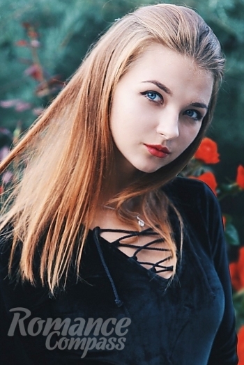 Ukrainian mail order bride Alina from Lugansk with auburn hair and blue eye color - image 1
