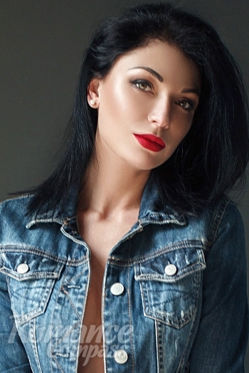 Ukrainian mail order bride Natalia from Kherson with brunette hair and hazel eye color - image 1