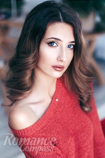 Ukrainian mail order bride Mariya from Krivoy Rog with light brown hair and blue eye color - image 1