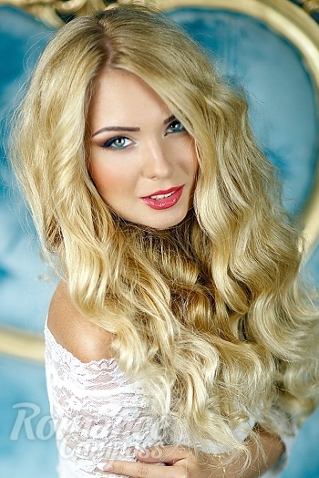 Ukrainian mail order bride Veronica from Kiev with blonde hair and green eye color - image 1