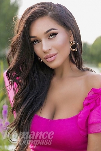 Ukrainian mail order bride Lesia from Kiev with brunette hair and green eye color - image 1