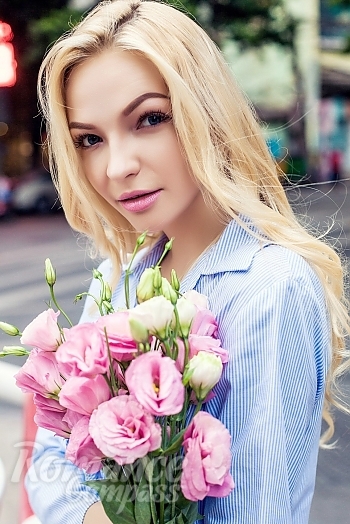 Ukrainian mail order bride Valeriya from Kiev with light brown hair and blue eye color - image 1