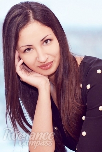 Ukrainian mail order bride Diana from Luganks with brunette hair and brown eye color - image 1