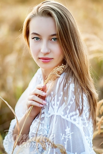 Ukrainian mail order bride Liza from Kharkov with light brown hair and green eye color - image 1
