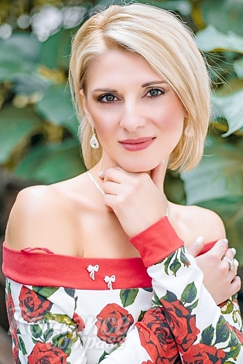 Ukrainian mail order bride Alla from Kyiv with light brown hair and green eye color - image 1