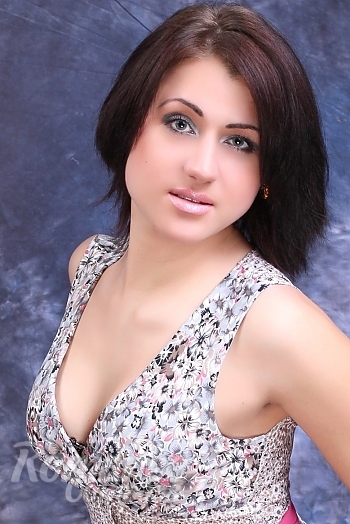 Ukrainian mail order bride Irina from Nikolaev with brunette hair and green eye color - image 1