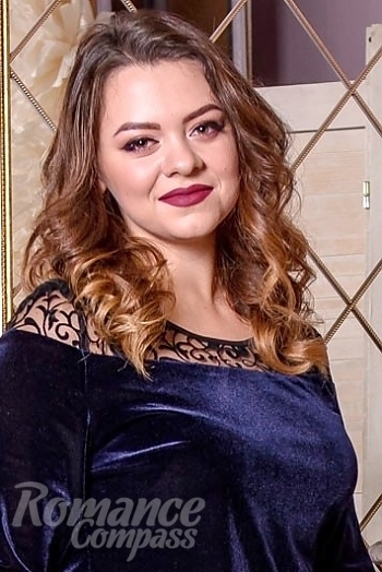 Ukrainian mail order bride Dariya from Lugansk with brunette hair and hazel eye color - image 1