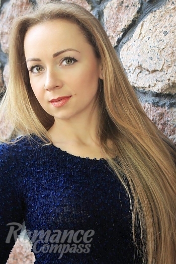Ukrainian mail order bride Nadia from Kostiantynivka with light brown hair and green eye color - image 1