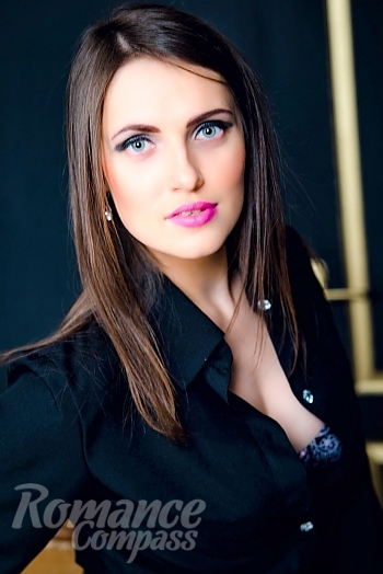 Ukrainian mail order bride Julia from Luhansk with brunette hair and green eye color - image 1