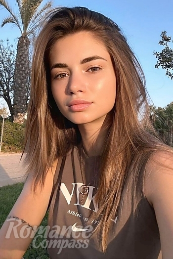 Ukrainian mail order bride Karina from Kharkiv with brunette hair and brown eye color - image 1