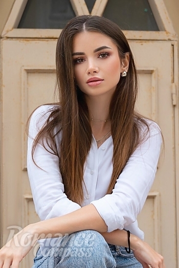 Ukrainian mail order bride Karina from Kharkiv with brunette hair and brown eye color - image 1