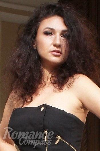 Ukrainian mail order bride Viktoriya from Odesa with brunette hair and green eye color - image 1