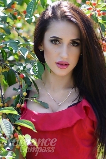 Ukrainian mail order bride Alisa from Kharkov with brunette hair and brown eye color - image 1