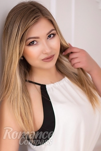 Ukrainian mail order bride Viktoria from Kiev with blonde hair and green eye color - image 1