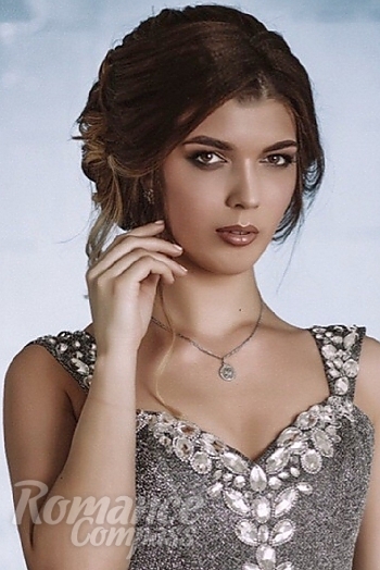 Ukrainian mail order bride Julia from Minsk with light brown hair and green eye color - image 1