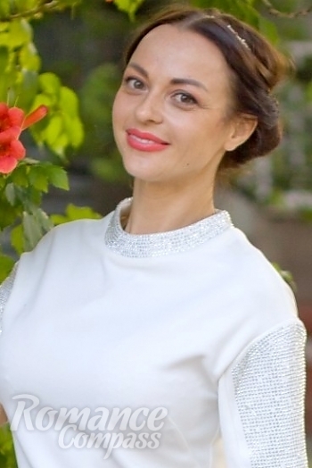 Ukrainian mail order bride Maria from Krivoy Rog with brunette hair and hazel eye color - image 1