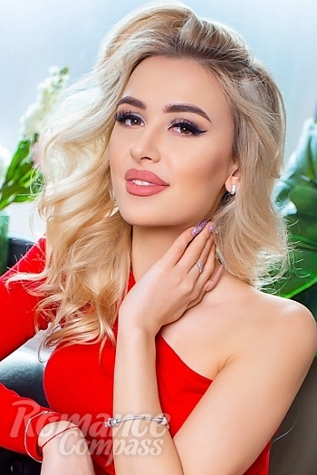 Ukrainian mail order bride Darina from Kyiv with blonde hair and brown eye color - image 1