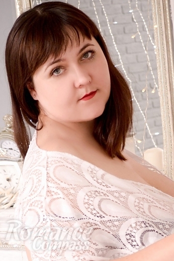 Ukrainian mail order bride Yuliya from Voznesenovka with brunette hair and green eye color - image 1