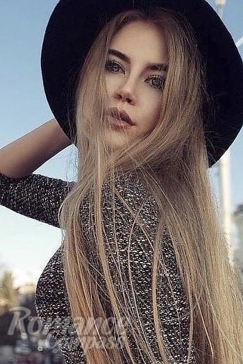 Ukrainian mail order bride Mariya from Kyiv with blonde hair and green eye color - image 1