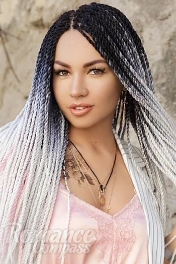 Ukrainian mail order bride Alisa from Komsomolsk with auburn hair and brown eye color - image 1